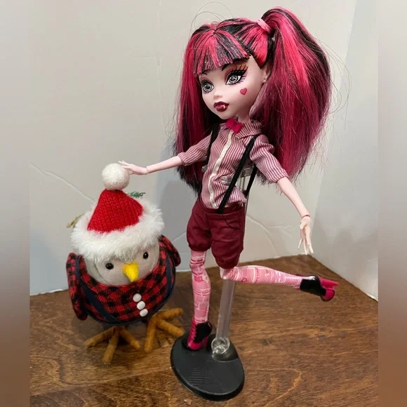 Monster High Draculaura Forbitten Love Doll In The Newspaper Club Outfit - Picture 1 of 16